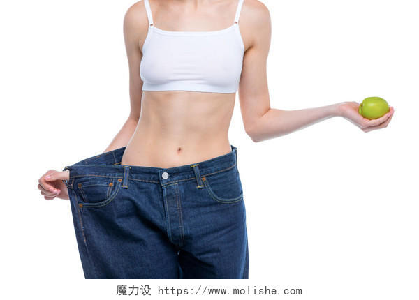 穿着特大号牛仔裤的苗条年轻女子美容减肥瘦身